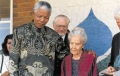 Nelson Mandela avec Betsie Verwoerd  Orania, une enclave blanche dans le nord de la ville du Cap