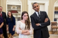 Barack Obama changeant des grimaces avec la gymnaste McKayla Maroney