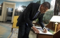 Barack Obama signant une lettre pour le congrs aprs la fin du Fiscal Cliff
