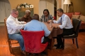 Barack Obama priant avec Richard Santana, Velma Massenburg, Jimmie Massenburg, et Tiffany Santana